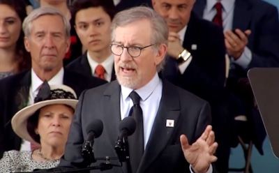 Спилберг обвинил власти в сокрытии информации об НЛО