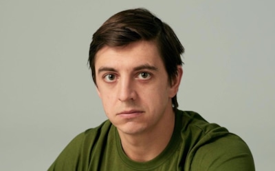 Сыгравший Горшка в «Короле и Шуте» Плотников продолжает работать дворником