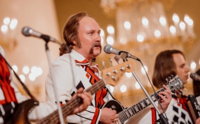 Сразу трое: актеры, которые примерили образ Владимира Мулявина в сериале «За полчаса до весны»