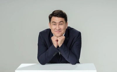 Знакомство в парке и трое детей: история любви Азамата Мусагалиева и его жены Виктории