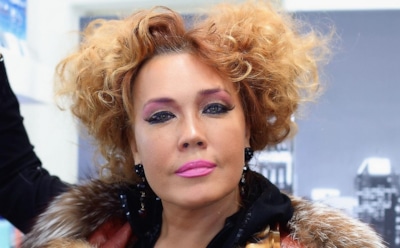 Певица Азиза стала затворницей