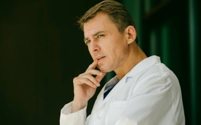 Познакомимся поближе: что известно о личной жизни звезд сериала «Доктор Краснов»