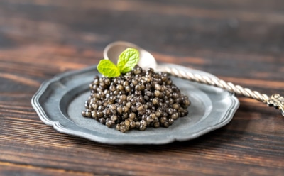 Рынок черной икры в России заполонила подделка