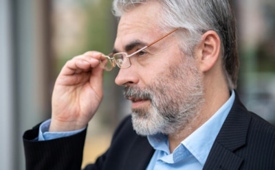 Ученые выяснили, о чем сигнализирует ранняя седина