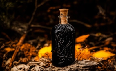 Пляжи США заполонили «ведьмины бутылки»