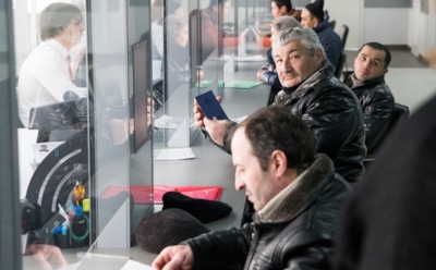 Мигрантам в РФ могут запретить водить машину и жениться