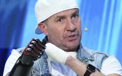 Роман Костомаров сел за руль после ампутаций