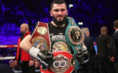 Боксер Артур Бетербиев нокаутировал Каллума Смита