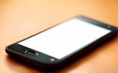 Роспотребнадзор предупредил об опасных микробах на смартфонах