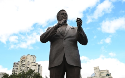 На памятнике Кобзону появилась реклама наркошопов