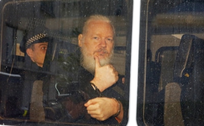 Основатель WikiLeaks Ассанж вышел из тюрьмы