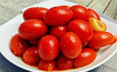 Секрет быстрых маринованных помидоров: как приготовить вкусную закуску за час — идеальное блюдо для нежданных гостей