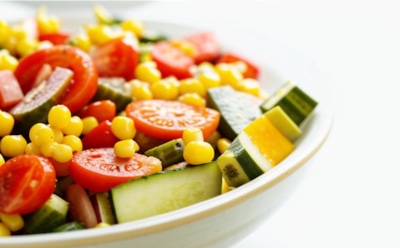 Освежающий рецепт для жаркого дня: летний салат без майонеза с фетой, огурцами и помидорами — легкий и полезный