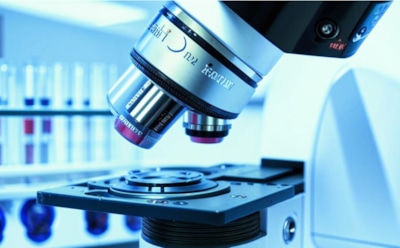 Победа спустя 74 года: ученые разгадали структуру редчайшего минерала после десятилетий неудач — урамфит под микроскопом