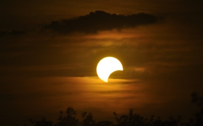 Луна уходит в тень: 18 сентября жители ряда регионов Земли смогут наблюдать частичное лунное затмение — впечатляющее космическое явление