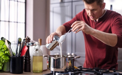 Том ям по-русски от Александра Бельковича: как приготовить популярный тайский суп с креветками и курицей по адаптированному российскому рецепту — яркий вкус в каждой ложке