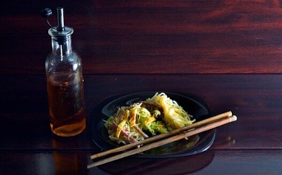 Захватывающий вкус из простых ингредиентов: рецепт приготовления салата из редьки с колбасой и картофелем — добавьте масла чили для пикантного эффекта