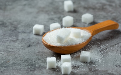 Опасная сладость: как добавленный сахар влияет на здоровье и почему его стоит избегать — советы по правильному питанию от нутрициолога
