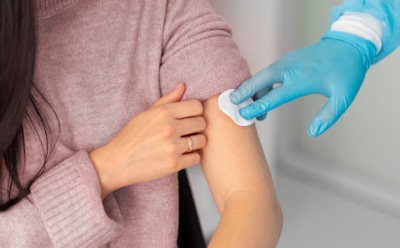 Защита от осенних инфекций: какие прививки стоит поставить взрослым — советы врача по профилактике и сохранению здоровья