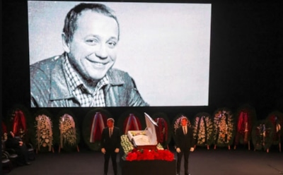 В Москве прощаются с Александром Масляковым: кто пришел почтить память легендарного телеведущего – массовая церемония в «Планете КВН» собрала его коллег и близких