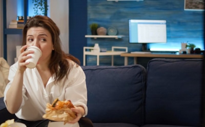 Не ешь перед телевизором — бочоночком станешь: как привычка смотреть ТВ во время приема пищи влияет на аппетит — неожиданные выводы и противоречивые результаты