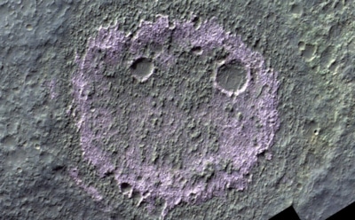 Марсианский «смайлик» раскрыл свои тайны: ученые объяснили, как солевые отложения на Красной планете связаны с древними озерами — возможные следы жизни в кратерах Марса