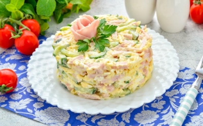 Салат за 5 минут, который захочется готовить снова: простой рецепт с ветчиной и сыром — добавьте свежие ингредиенты и сделайте ужин полезным