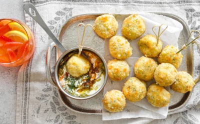 Греческие сырные шарики с хрустящей корочкой: рецепт тирокрокетес с фетой — ароматное и тягучее угощение, которое легко приготовить дома