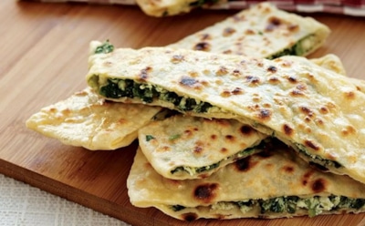 Турецкие лепешки с сыром и зеленью: простой рецепт приготовления воздушной выпечки на сковороде — сытное угощение для всей семьи