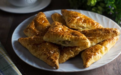 Легкая универсальная закуска, которую быстро и просто готовить: рецепт вкусных слоек с ветчиной, сыром и кукурузой — порадуйте себя и своих близких