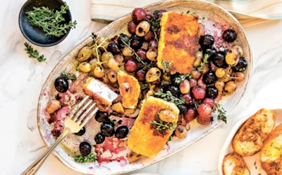 Новое применение для сыра: рецепт жареной феты с медом и запеченным виноградом — идеальное сочетание для гурманов и любителей греческой кухни