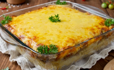 Быстро, сытно и полезно: рецепт запеканки из картофеля с овощами и квашеной капустой — идеальный выбор для семейного ужина или неожиданного прихода гостей