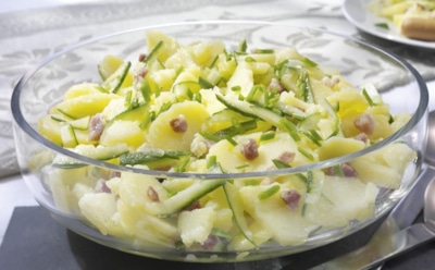 Простая еда из доступных продуктов: рецепт немецкого картофельного салата с уксусной заправкой — универсальное блюдо с вариациями для вегетарианцев и мясоедов.