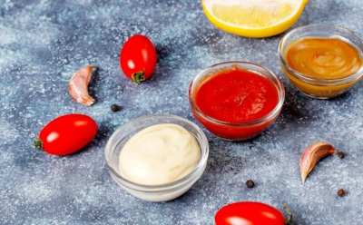 Скрытые калории в тарелке: как привычные соусы и заправки способствуют перееданию — простые способы снизить риск набора веса