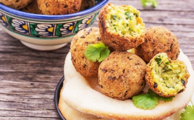 Необычная закуска для разнообразия стола: рецепт сырного фалафеля из нута — вкусные и питательные шарики с чеддером и специями