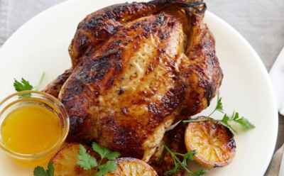 Легкий и аппетитный способ приготовления курицы: нужно всего 4 ингредиента для запекания — сочное мясо с маринадом на любой вкус