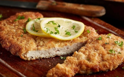 Венский шницель по рецепту начала XX века: как приготовить тонкие отбивные из телятины — мясное блюдо с хрустящей корочкой и лимонным акцентом