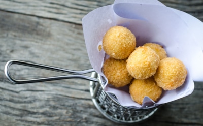 Легкая и универсальная закуска от Славного Друже: рецепт сырных крокетов с хрустящей корочкой — всего 4 ингредиента для идеального угощения