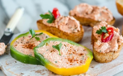 Традиционная венгерская закуска для любителей новых вкусов: рецепт керезета с творогом, паприкой и тмином — аппетитная пряная намазка