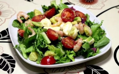 Греческий салат с неожиданным ингредиентом: как добавить авокадо для свежего вкуса и пользы — легкий рецепт для тех, кто заботится о фигуре