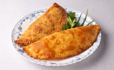 Чебуреки без мяса, но с ярким вкусом: хрустящие, вкусные с сыром и зеленью — идеальная альтернатива для вегетарианцев и гурманов