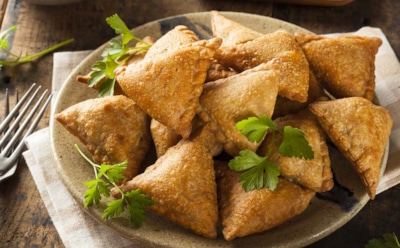 Домашняя закуска с ароматной начинкой и хрустящей корочкой: простой рецепт для экспериментов на кухне — как приготовить самосу с зеленью и картофелем