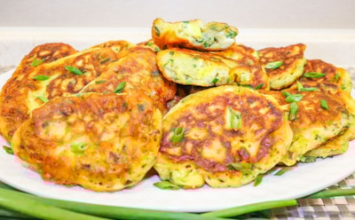 Ленивые пирожки на кефире с яйцом и зеленым луком: аппетитный, быстрый и простой рецепт — вкусное угощение без хлопот с тестом