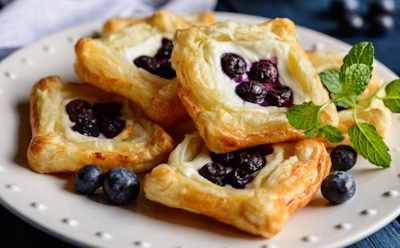 Слойки с творогом и черникой за 35 минут: легкий и полезный рецепт для быстрого завтрака — как приготовить вкусное лакомство для всей семьи