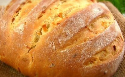 Домашний луковый хлеб с хрустящей корочкой: рецепт ароматного дополнения к супам и салатам — как испечь вкусный хлеб с жареным луком