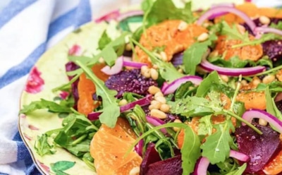 Салат с мандаринами, свеклой и сыром: как приготовить необычное блюдо с цитрусовыми и медовой заправкой — свежий рецепт для гурманов