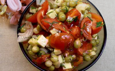 Сытный овощной салат с твердым сыром и горошком: легкий рецепт для быстрого обеда — как насытиться полезной едой без вреда для фигуры