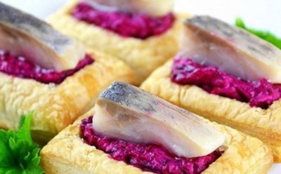 Аппетитные слойки со свеклой и селедкой: необычная закуска на праздничный стол — как приготовить вкусное блюдо из слоеного теста