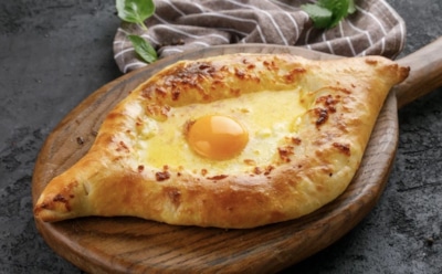 Невероятно вкусные хачапури по-аджарски: нежное тесто, сырная начинка и секрет идеального пирога — как приготовить дома и порадовать семью