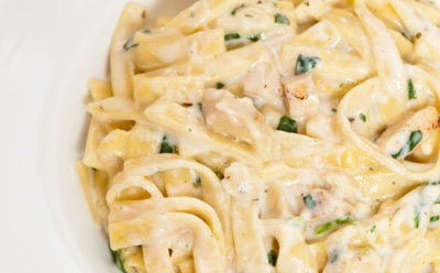 Спагетти с курицей в сметанном соусе: альтернативный рецепт для любителей итальянской кухни — пошаговая инструкция с простыми ингредиентами